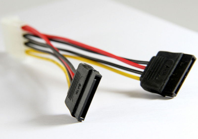 - VCom VPW7572 (Molex - 2x Power SATA)